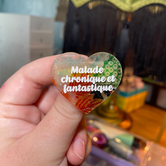 Broche "Malade chronique et fantastique" en acrylique japonaise transparente avec du tissu et des paillettes