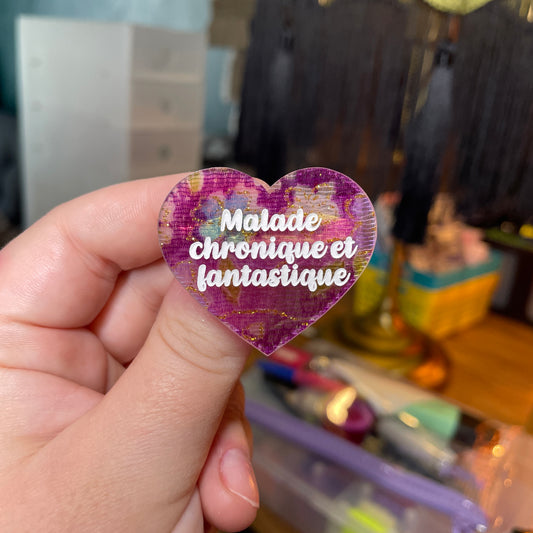 Broche "Malade chronique et fantastique" en acrylique japonaise transparente avec du tissu et des paillettes