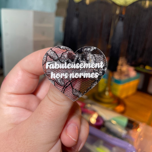 Broche "Fabuleusement hors normes" en acrylique japonaise transparente avec de la dentelle noire
