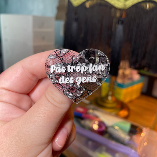 Broche "Pas trop fan des gens" en acrylique japonaise transparente avec de la dentelle noire