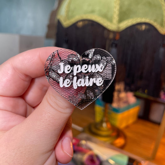 Broche "Je peux le faire" en acrylique japonaise transparente avec de la dentelle noire