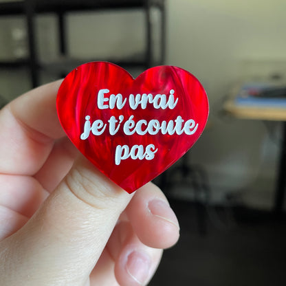 [CONTRÔLE TECHNIQUE] Broche "En vrai je t'écoute pas" en acrylique marbrée rouge