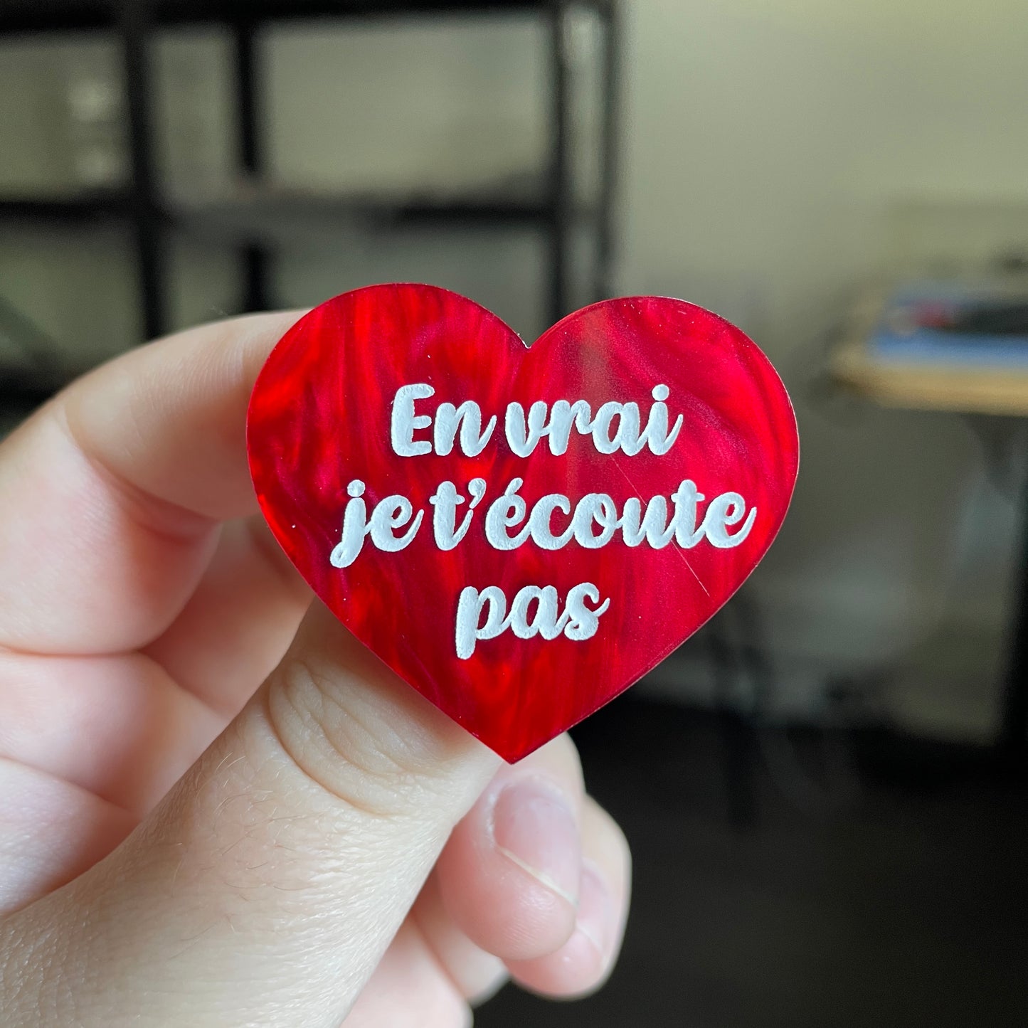 [CONTRÔLE TECHNIQUE] Broche "En vrai je t'écoute pas" en acrylique marbrée rouge
