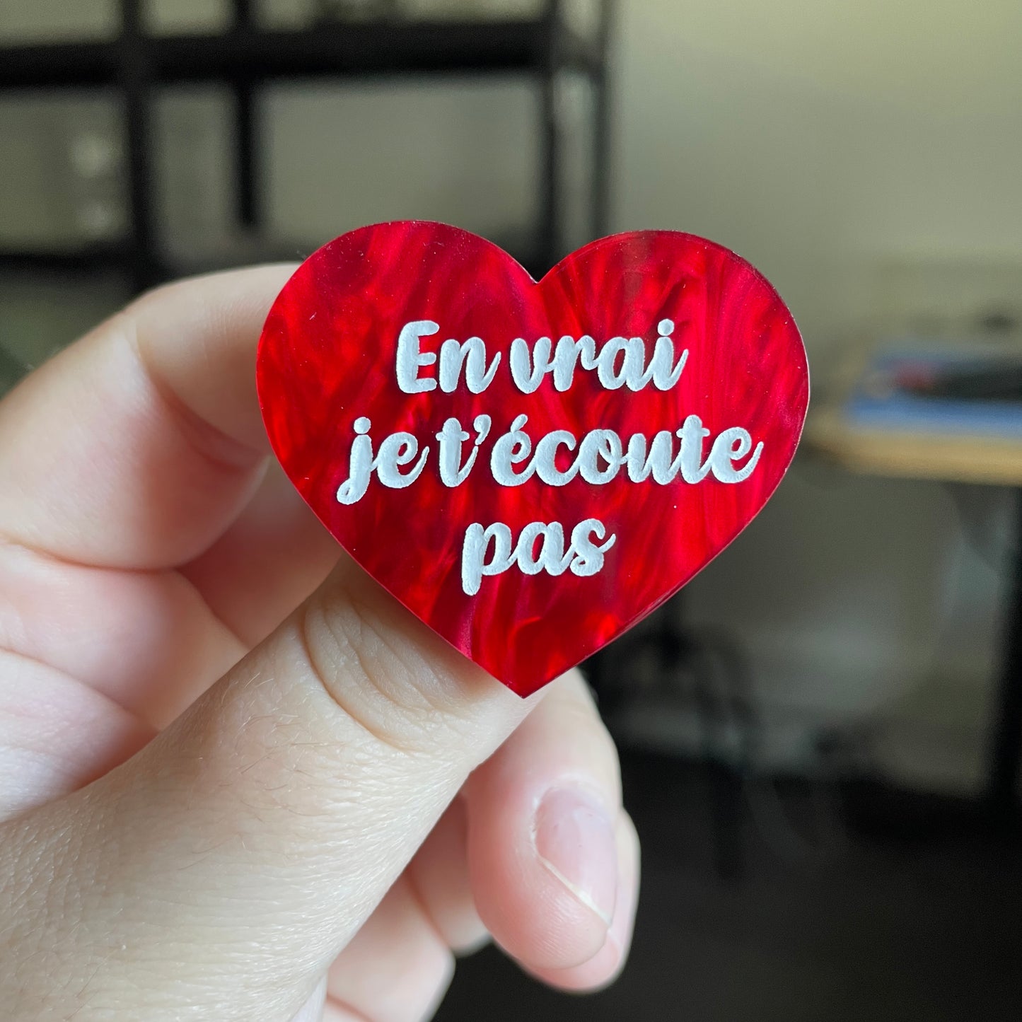 [CONTRÔLE TECHNIQUE] Broche "En vrai je t'écoute pas" en acrylique marbrée rouge