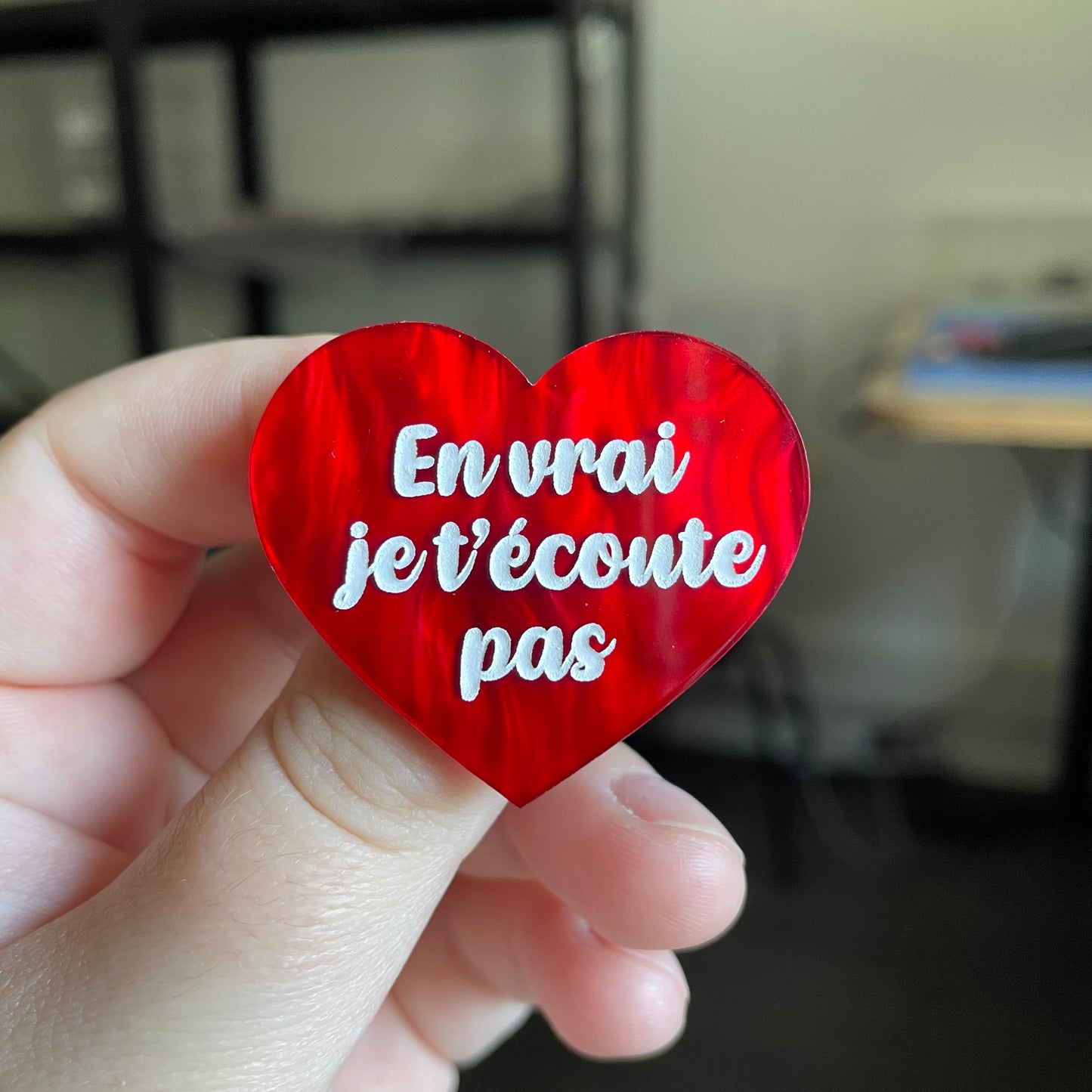[CONTRÔLE TECHNIQUE] Broche "En vrai je t'écoute pas" en acrylique marbrée rouge