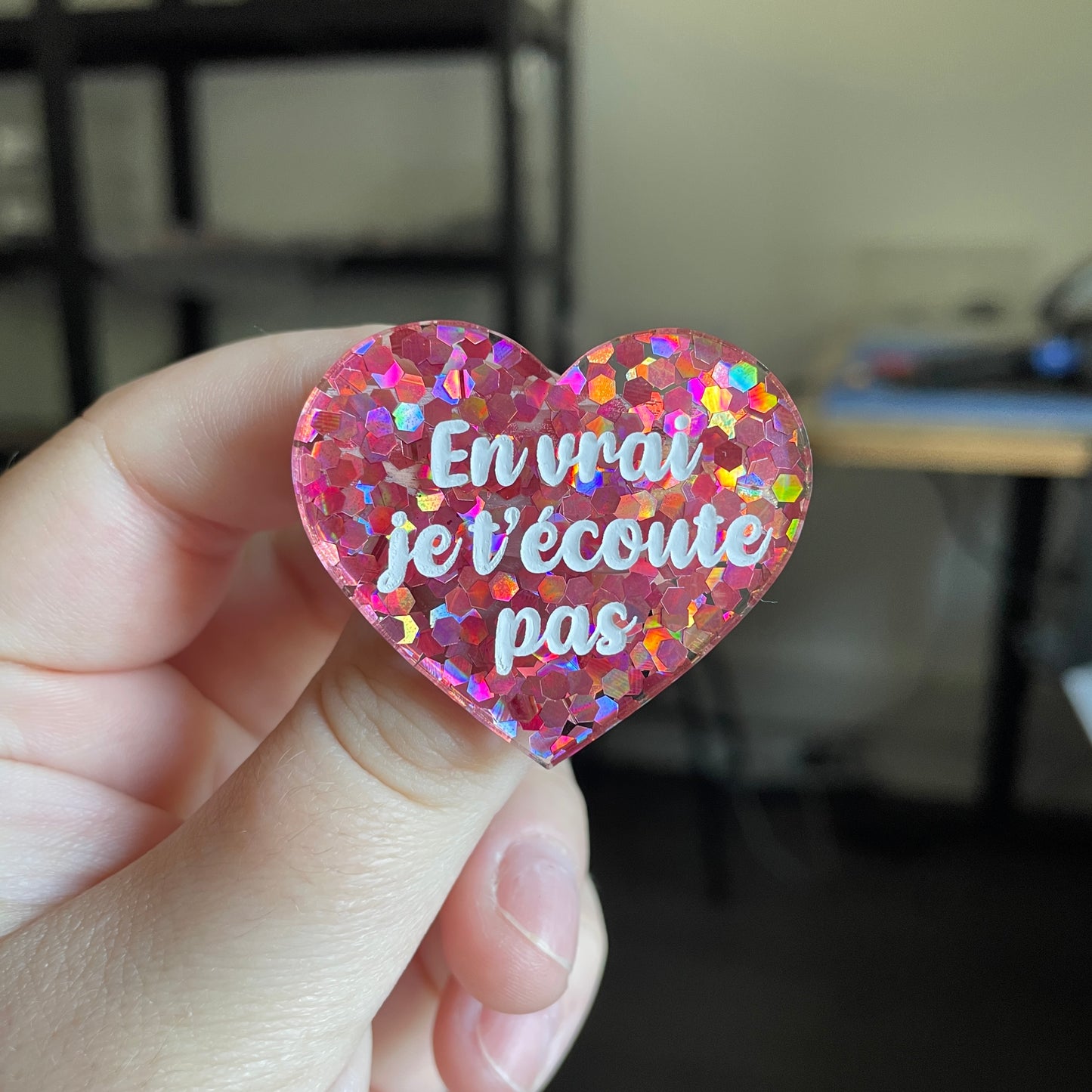 [CONTRÔLE TECHNIQUE] Broche "En vrai je t'écoute pas" en acrylique semi transparente avec des confettis corail