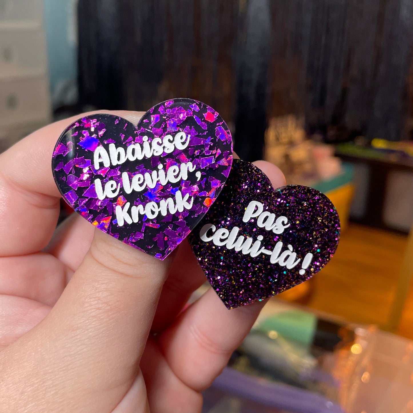 Duo de broches "Abaisse le levier, Kronk"/"Pas celui-là !" en acryliques violettes