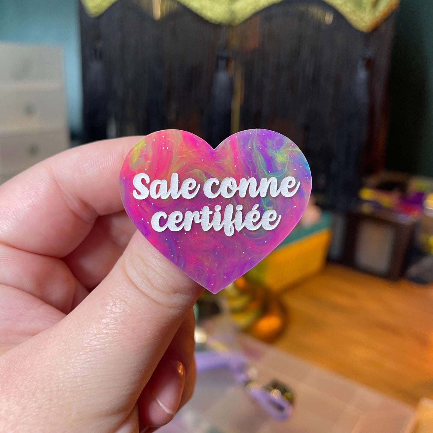 [Contrôle technique] Broche "Sale conne certifiée" en acrylique semi transparente marbrée multicolore