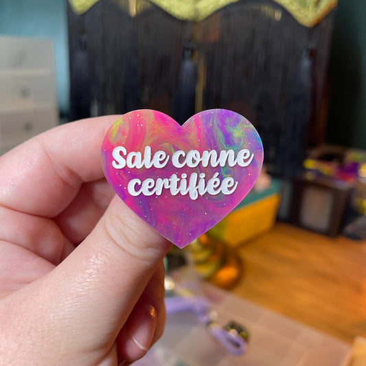 [Contrôle technique] Broche "Sale conne certifiée" en acrylique semi transparente marbrée multicolore