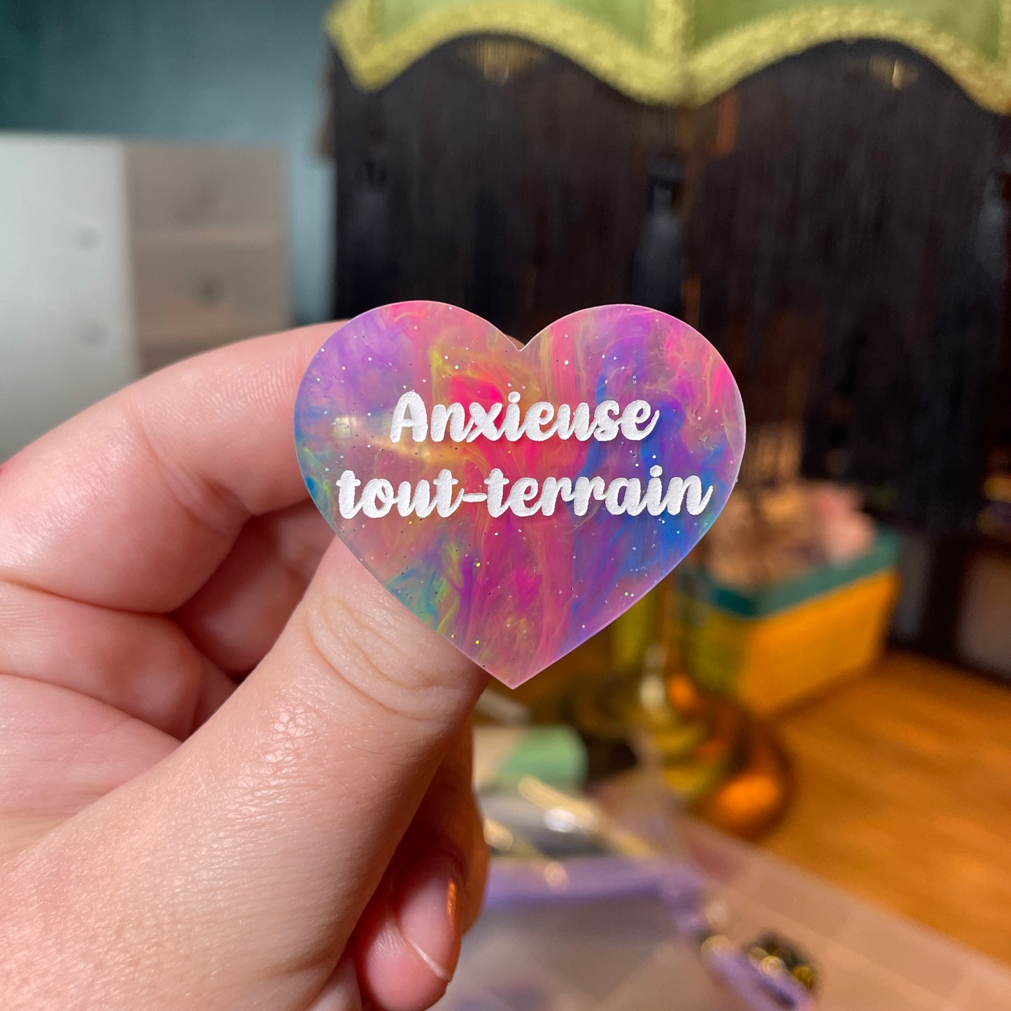 [Contrôle technique] Broche "Anxieuse tout-terrain" en acrylique semi transparente marbrée multicolore