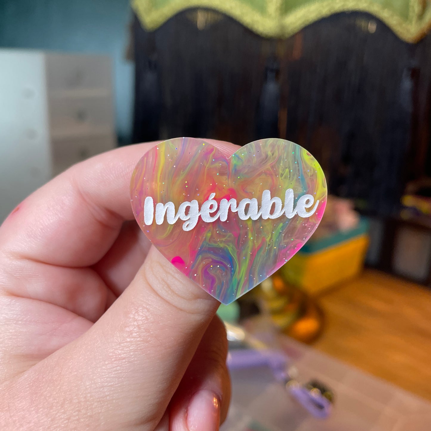 [Contrôle technique] Broche "Ingérable" en acrylique semi transparente marbrée multicolore