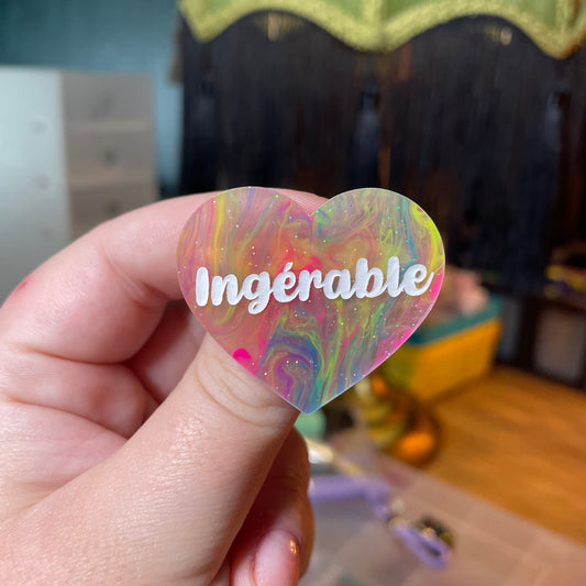 [Contrôle technique] Broche "Ingérable" en acrylique semi transparente marbrée multicolore
