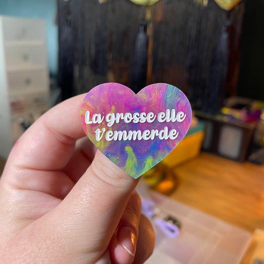 [Contrôle technique] Broche "La grosse elle t'emmerde" en acrylique semi transparente marbrée multicolore