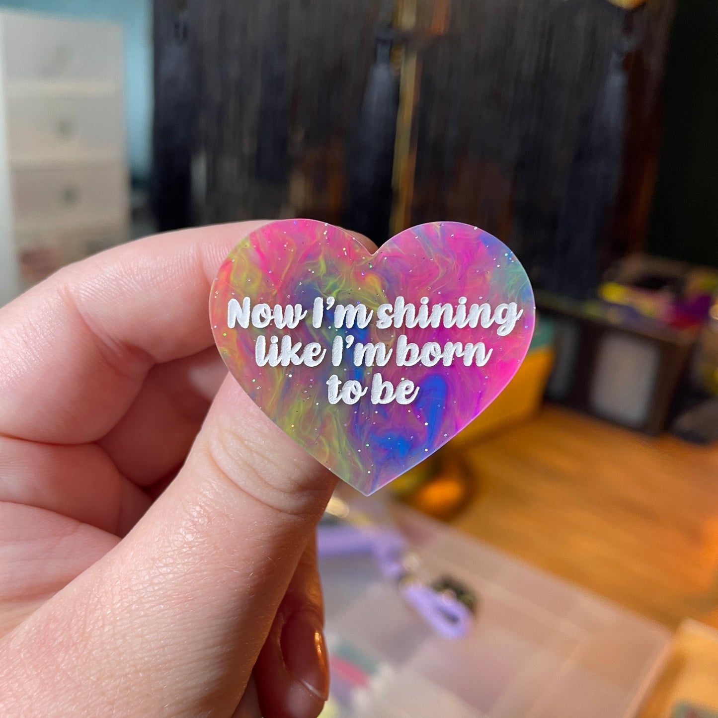 [Contrôle technique] Broche "Now I'm shining like I'm born to be" en acrylique semi transparente marbrée multicolore