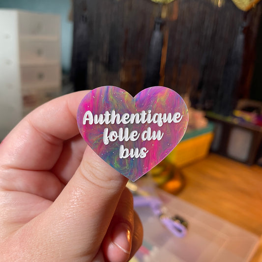 [Contrôle technique] Broche "Authentique folle du bus" en acrylique semi transparente marbrée multicolore