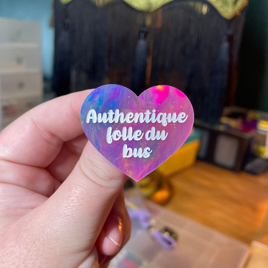 [Contrôle technique] Broche "Authentique folle du bus" en acrylique semi transparente marbrée multicolore