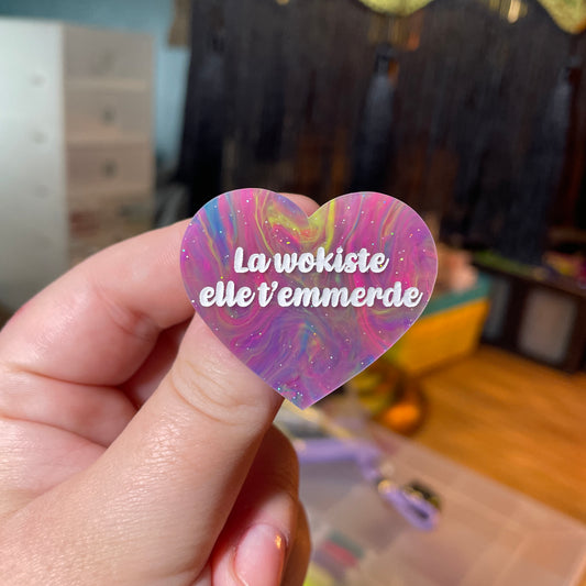 [Contrôle technique] Broche "La wokiste elle t'emmerde" en acrylique semi transparente marbrée multicolore