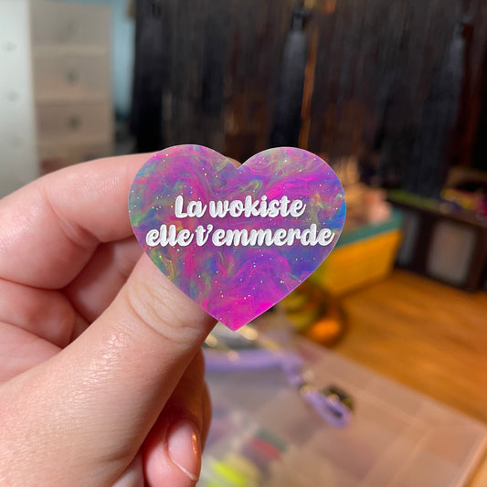 [Contrôle technique] Broche "La wokiste elle t'emmerde" en acrylique semi transparente marbrée multicolore