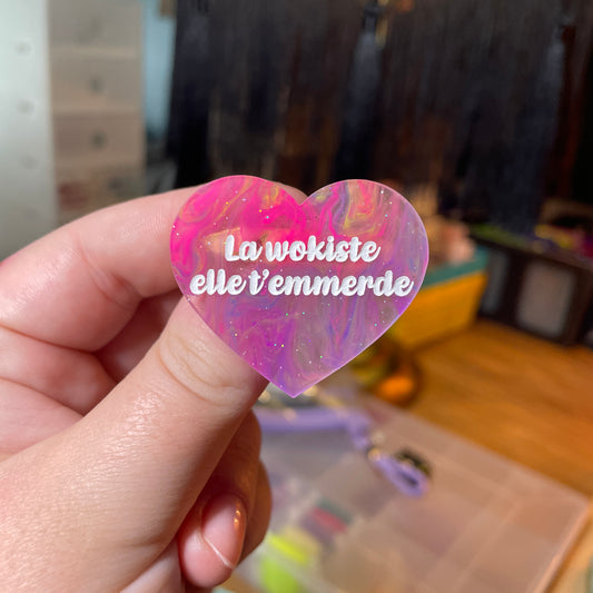 [Contrôle technique] Broche "La wokiste elle t'emmerde" en acrylique semi transparente marbrée multicolore