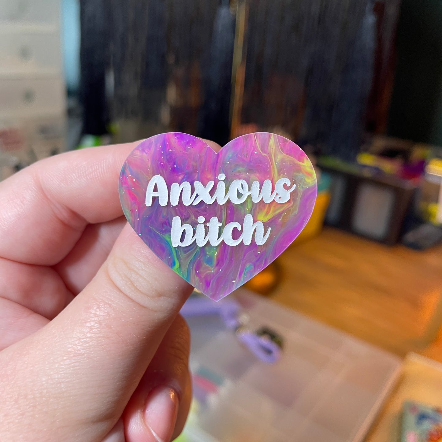 [Contrôle technique] Broche "Anxious bitch" en acrylique semi transparente marbrée multicolore