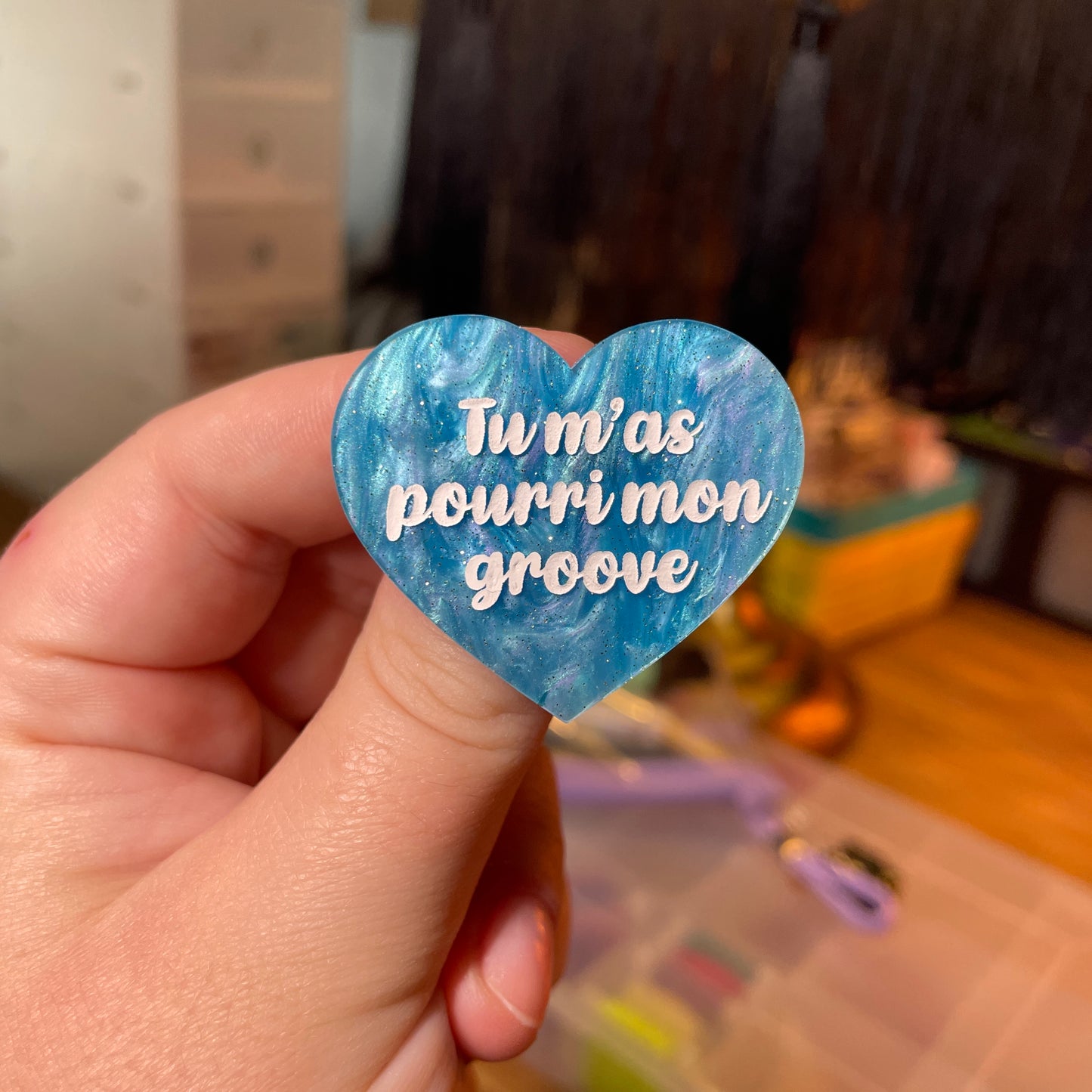 [Contrôle technique] Broche "Tu m'as pourri mon groove" en acrylique marbrée bleue à paillettes