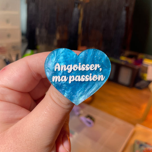 [Contrôle technique] Broche "Angoisser, ma passion" en acrylique marbrée bleue à paillettes