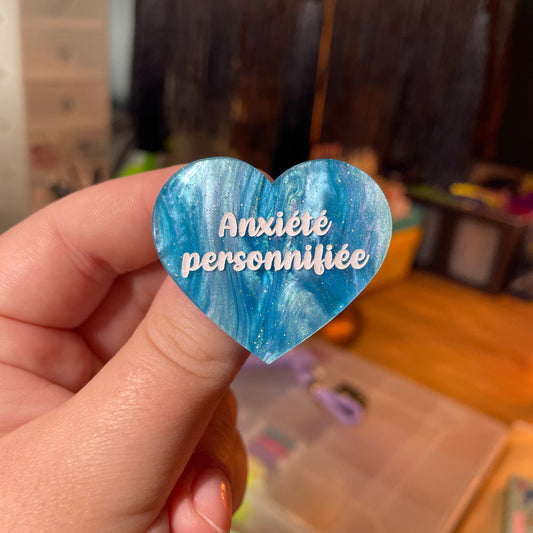 [Contrôle technique] Broche "Anxiété personnifiée" en acrylique marbrée bleue à paillettes