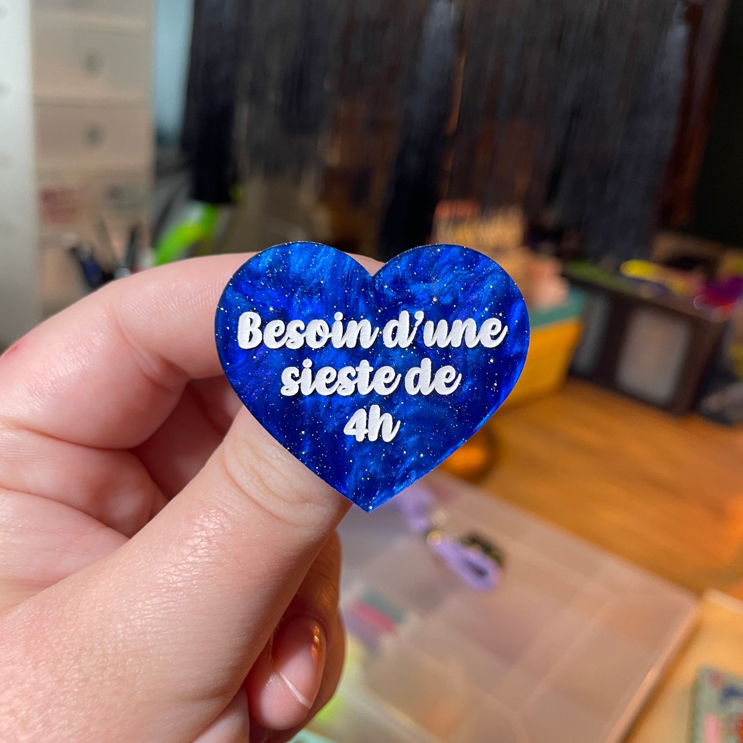 [Contrôle technique] Broche "Besoin d'une sieste de 4h" en acrylique marbrée bleue à paillettes