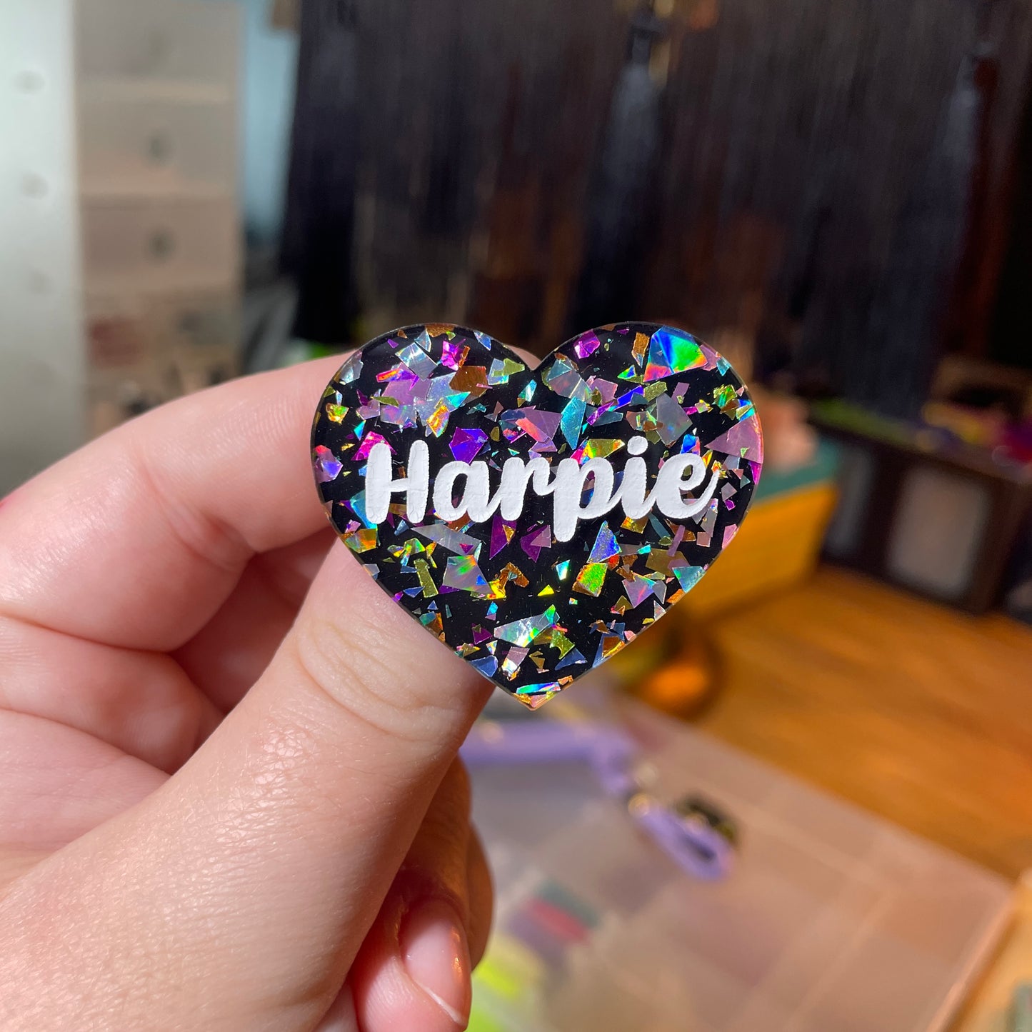 [Contrôle technique] Broche "Harpie" en acrylique noire avec des éclats de confettis multicolores