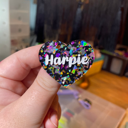 [Contrôle technique] Broche "Harpie" en acrylique noire avec des éclats de confettis multicolores