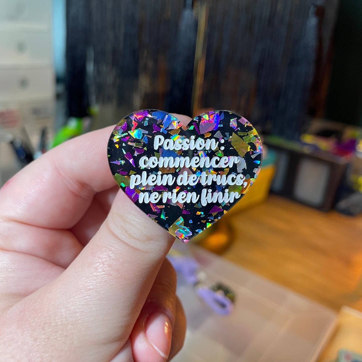 [Contrôle technique] Broche "Passion : commencer plein de trucs, ne rien finir" en acrylique noire avec des éclats de confettis multicolores