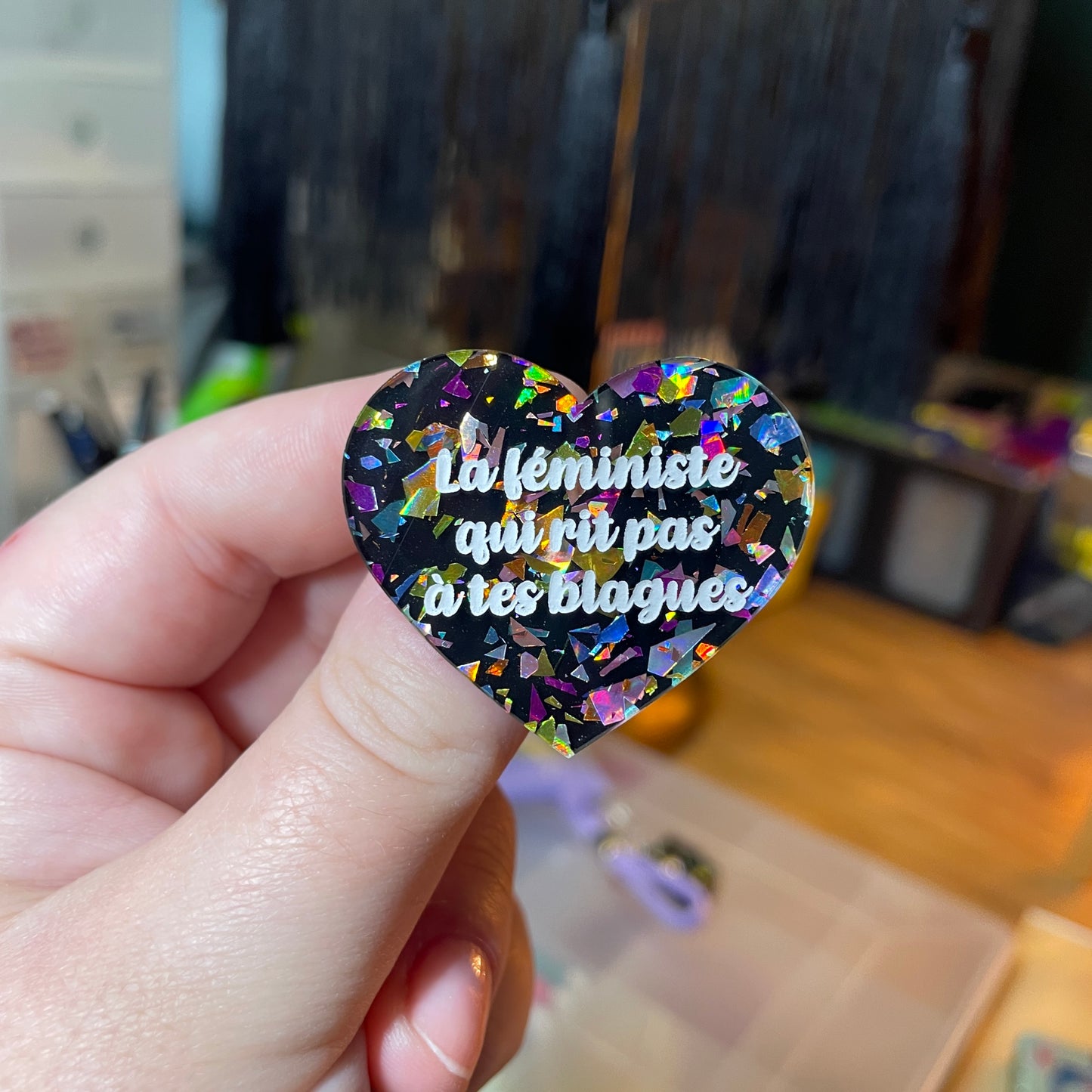 [Contrôle technique] Broche "La féministe qui rit pas à tes blagues" en acrylique noire avec des éclats de confettis multicolores