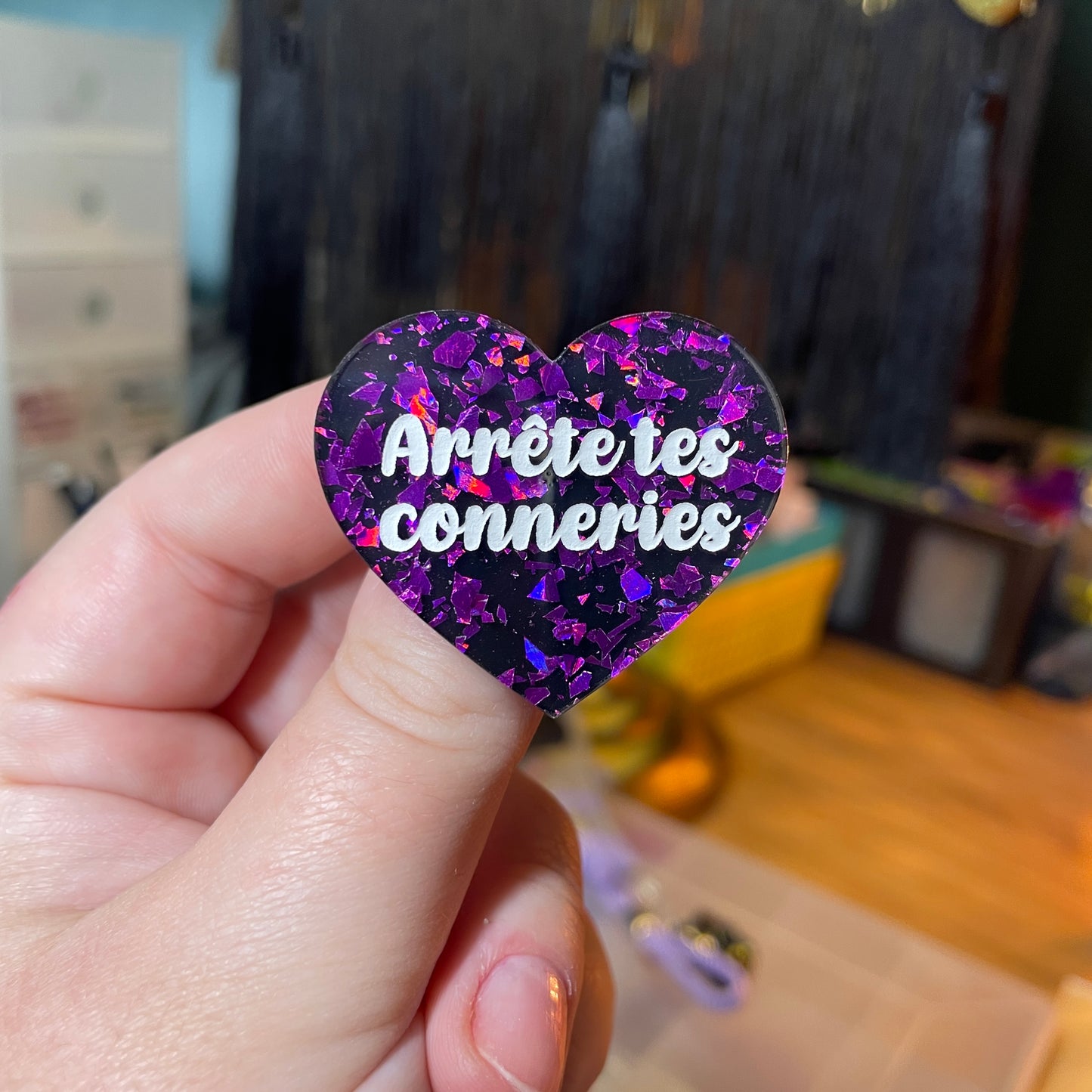 [Contrôle technique] Broche "Arrête tes conneries" en acrylique noire avec des éclats de confettis violets