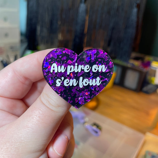 [Contrôle technique] Broche "Au pire on s'en fout" en acrylique noire avec des éclats de confettis violets