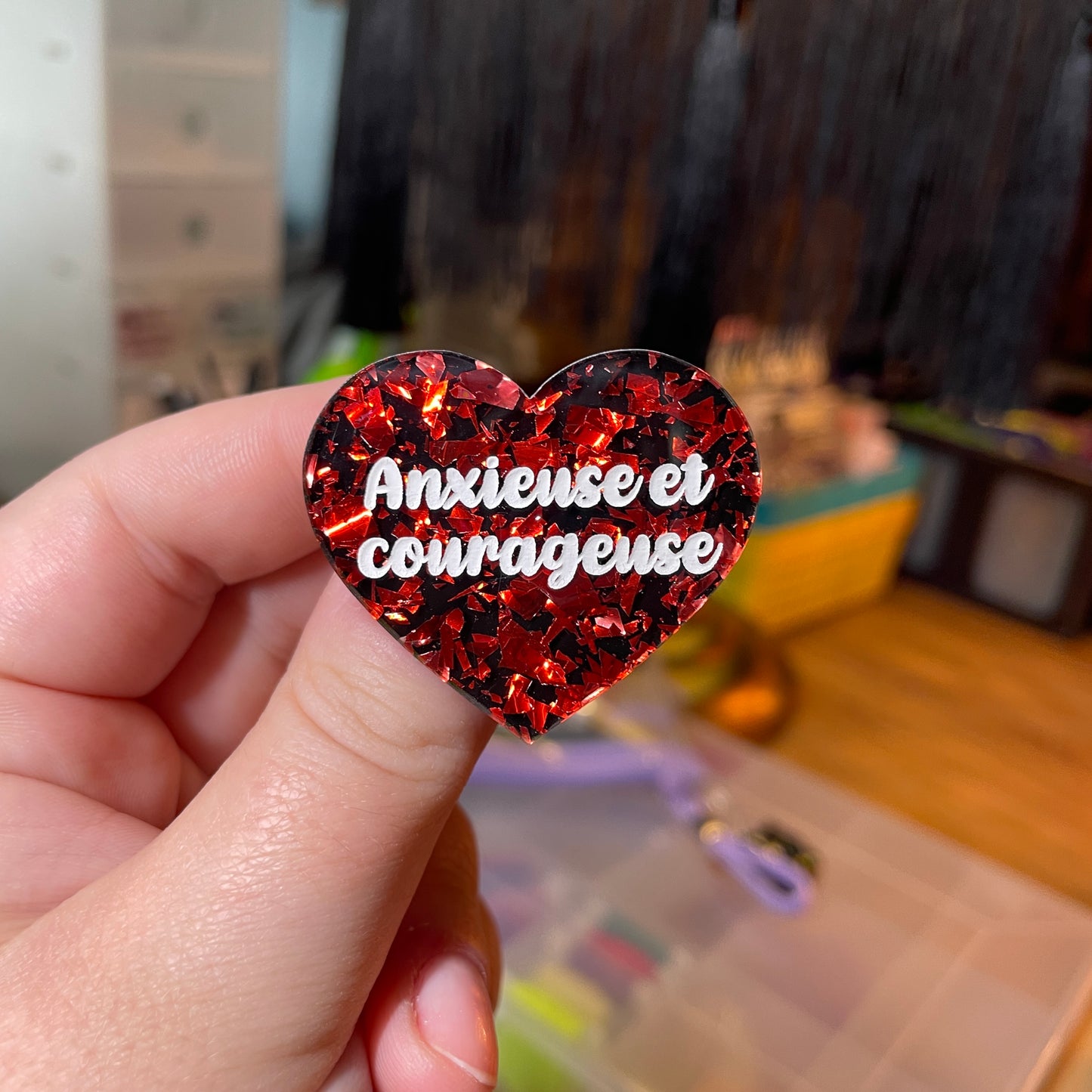 [Contrôle technique] Broche "Anxieuse et courageuse" en acrylique noire avec des éclats de confettis rouges