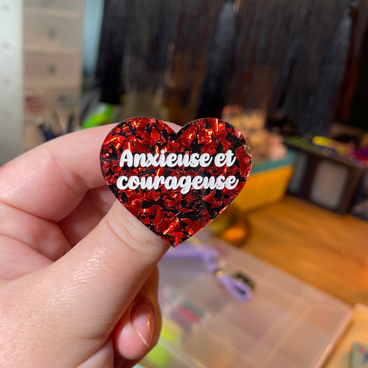 [Contrôle technique] Broche "Anxieuse et courageuse" en acrylique noire avec des éclats de confettis rouges