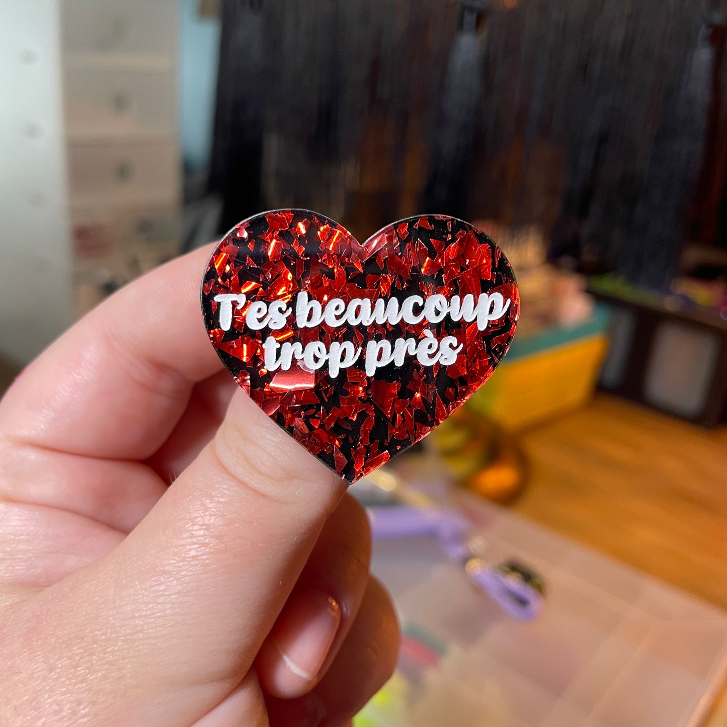 [Contrôle technique] Broche "T'es beaucoup trop près" en acrylique noire avec des éclats de confettis rouges