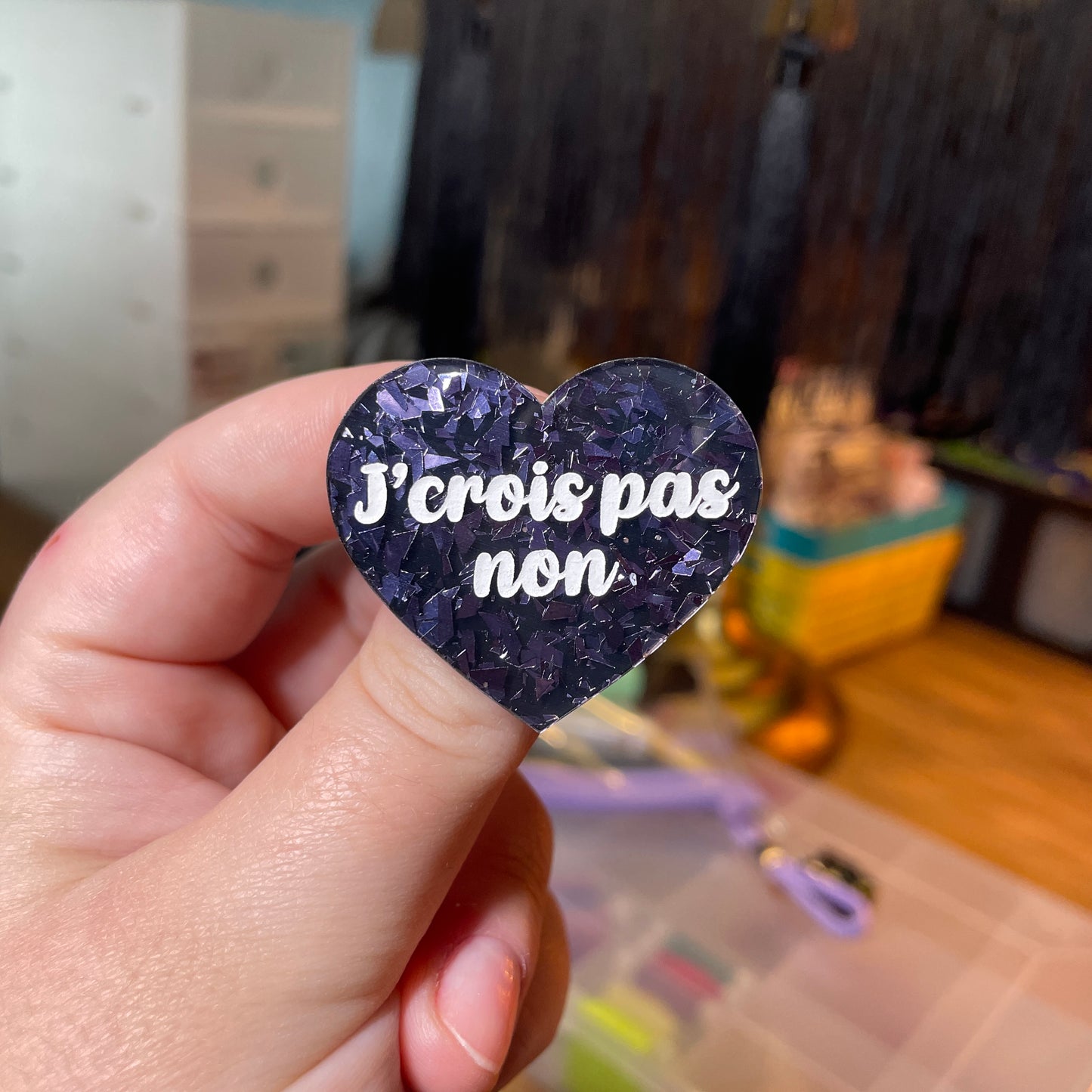 [Contrôle technique] Broche "J'crois pas non" en acrylique noire avec des éclats de confettis gris