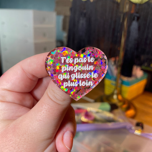 [Contrôle technique] Broche "T'es pas le pingouin qui glisse le plus loin" en acrylique semi transparente avec des confettis corail