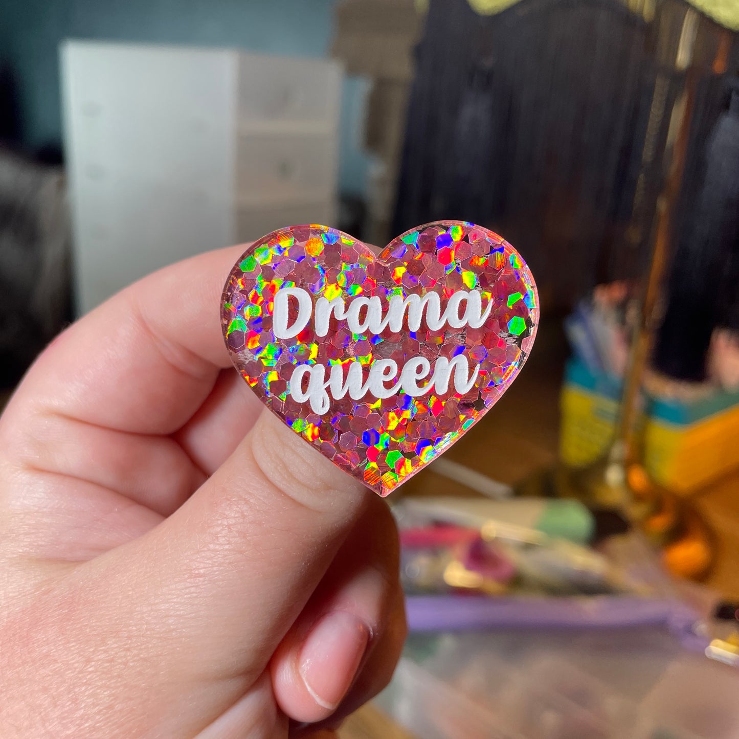 [Contrôle technique] Broche "Drama queen" en acrylique semi transparente avec des confettis corail