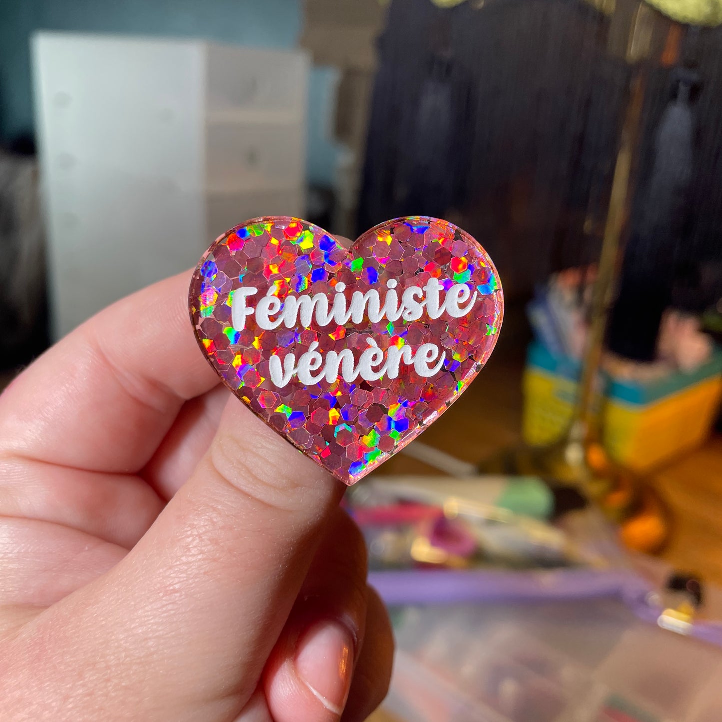 [Contrôle technique] Broche "Féministe vénère" en acrylique semi transparente avec des confettis corail
