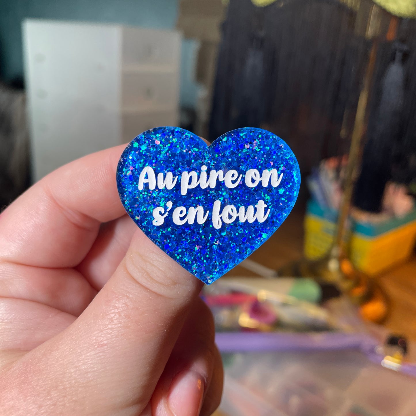 [Contrôle technique] Broche "Au pire on s'en fout" en acrylique à paillettes bleues