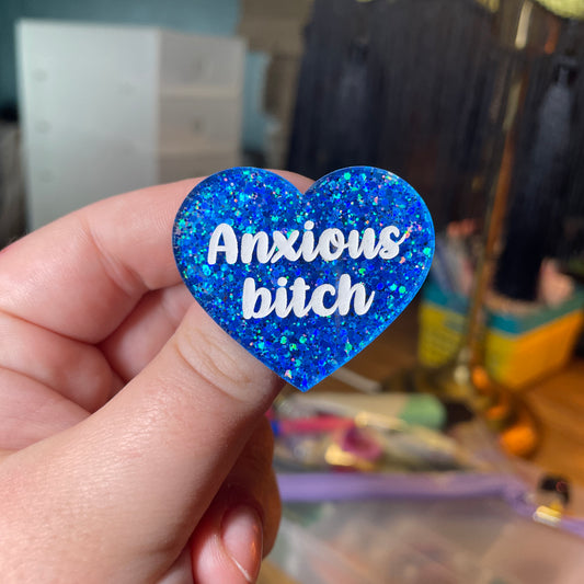 [Contrôle technique] Broche "Anxious bitch" en acrylique à paillettes bleues