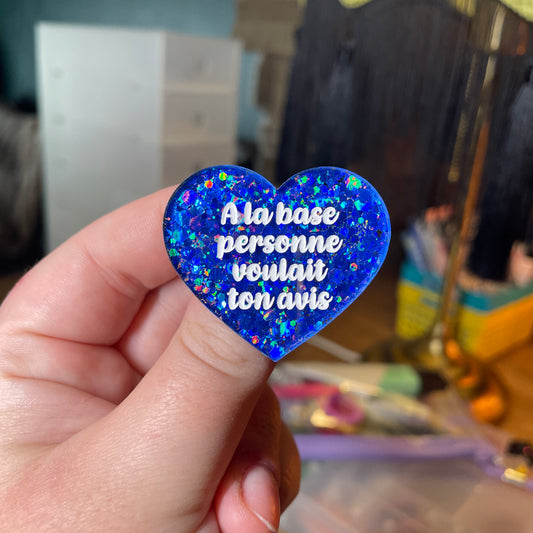 [Contrôle technique] Broche "A la base personne voulait ton avis" en acrylique à paillettes bleues
