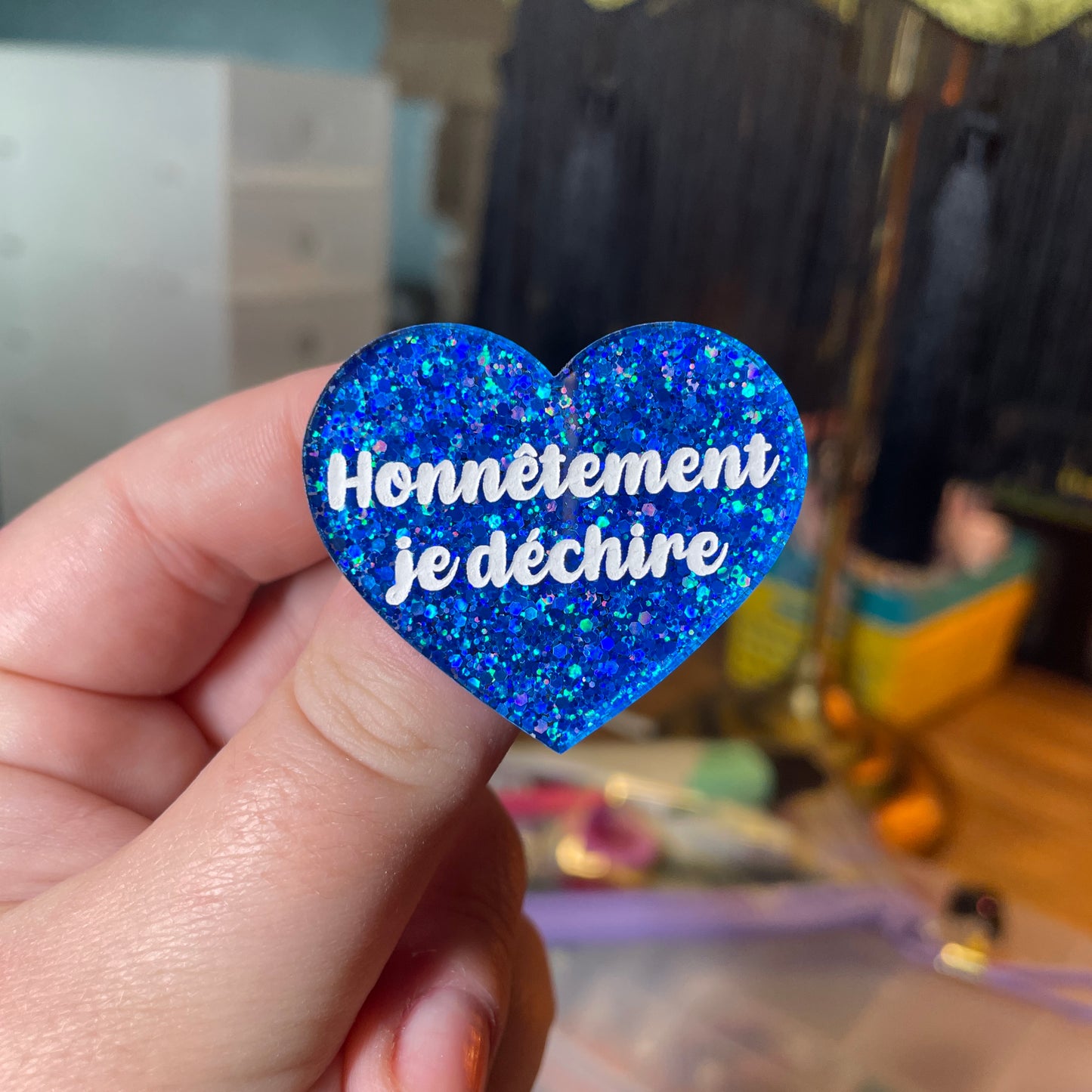 [Contrôle technique] Broche "Honnêtement je déchire" en acrylique à paillettes bleues