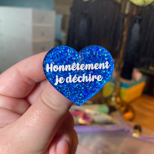 [Contrôle technique] Broche "Honnêtement je déchire" en acrylique à paillettes bleues