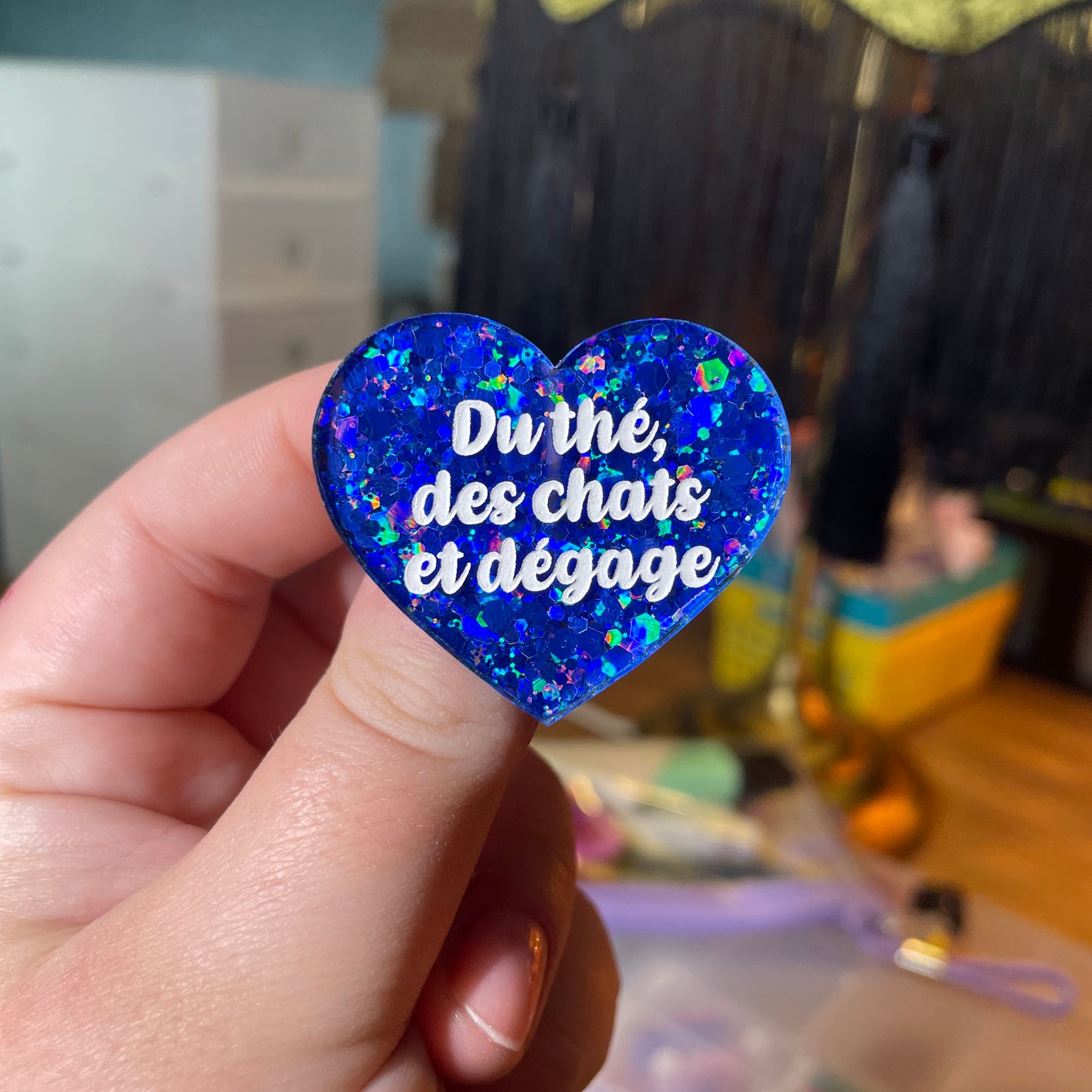 [Contrôle technique] Broche "Du thé, des chats et dégage" en acrylique à paillettes bleues