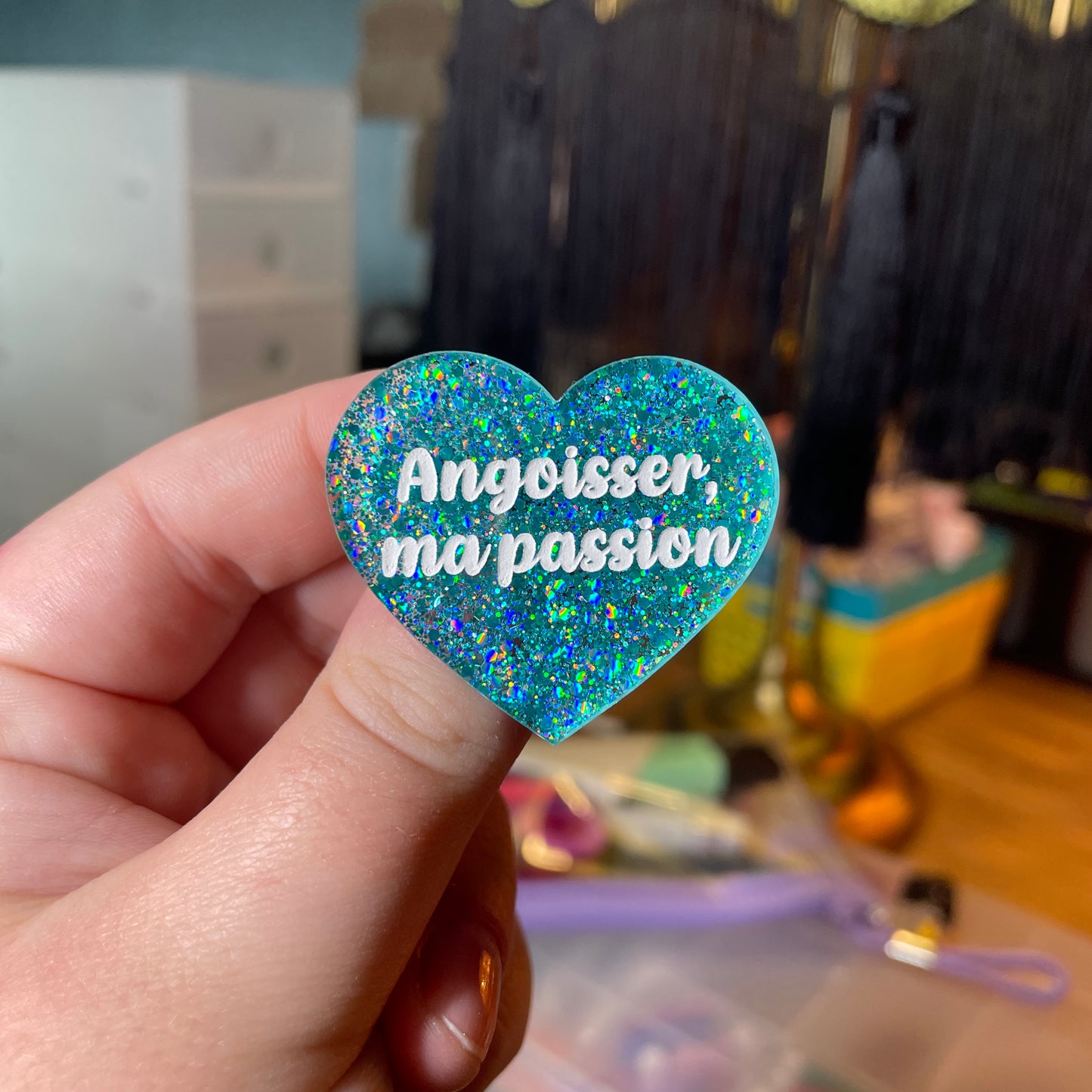 [Contrôle technique] Broche "Angoisser, ma passion" en acrylique à paillettes turquoise