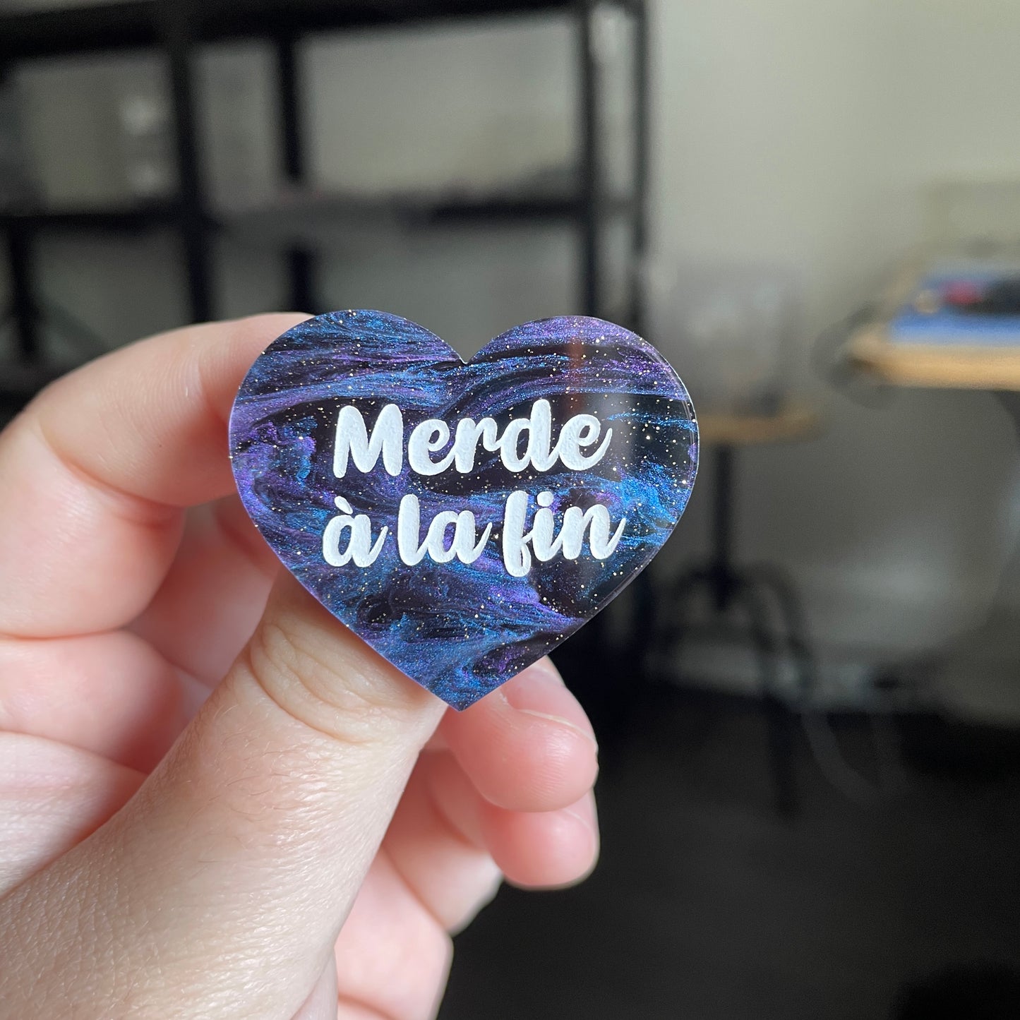 [CONTRÔLE TECHNIQUE] Broche "Merde à la fin" en acrylique marbrée noire, bleue et violette à paillettes