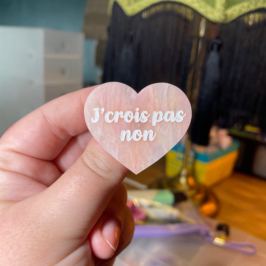 [Contrôle technique] Broche "J'crois pas non" en acrylique semi transparente marbrée corail, orange et jaune à paillettes